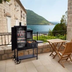 Fleischbrocken Holzkohlegrill Smoker Räucherofen BBQ-Grill Schwarz -Haushaltsgeräte Förderung 10030554 yy 0002 ambient Klarstein Fleischbrocken Holzkohlegrill Stahl